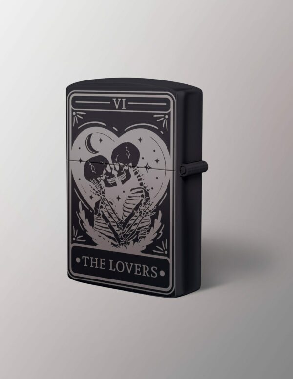 1902202567b59a432b502.jpeg Benzinfeuerzeug Tarot Liebe - personalisiertes Metallfeuerzeug Schwarz