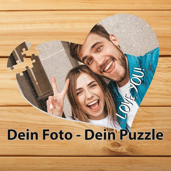 Herzförmiges Fotopuzzle mit Paarfoto und persönlichem Text auf einem Holzuntergrund