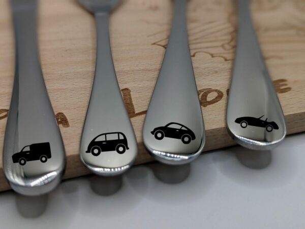 Fahrzeugmotive auf personalisiertem Kinderbesteck Lieferwagen, Familienauto, Coupé und Cabrio auf den Griffen des Kinderbestecks