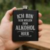 Flachmann mit Spruchgravur in Schwarz Mattschwarzer Flachmann mit großflächiger heller Spruchgravur