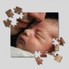 Teilweise zusammengesetztes Fotopuzzle mit einem persönlichen Familienmotiv