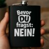 Schwarzer Flachmann mit Motivgravur Mattschwarzer Edelstahl-Flachmann mit großflächiger Gravur