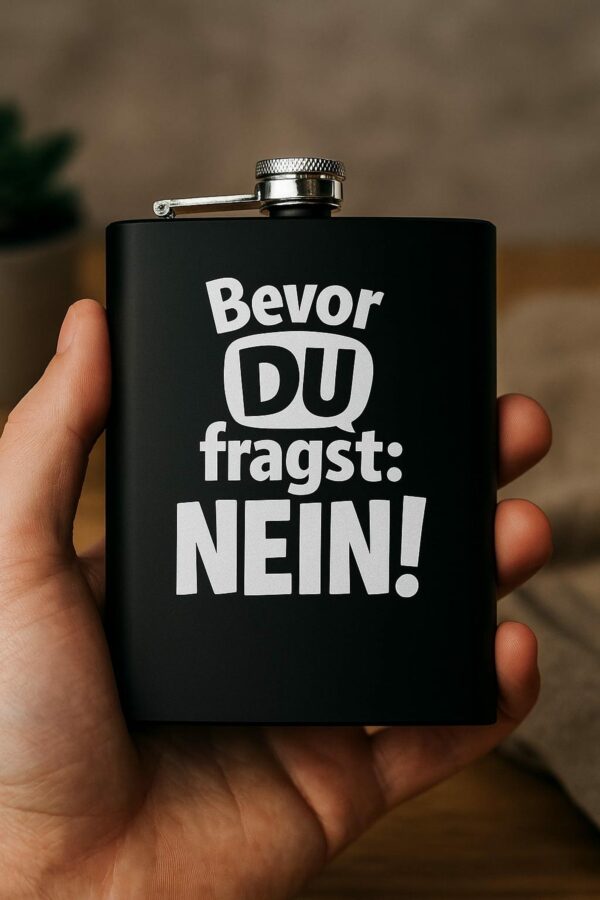 Schwarzer Flachmann mit Motivgravur Mattschwarzer Edelstahl-Flachmann mit großflächiger Gravur