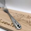 Gabel mit Dino-Motiv und Wunschname Detailansicht einer personalisierten Kindergabel aus Edelstahl mit Dinosaurier