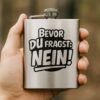 Silberner Flachmann mit Motivgravur Gebürsteter Edelstahl-Flachmann mit großflächiger schwarzer Gravur