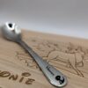 Kinderlöffel mit Dino-Gravur Detailansicht eines personalisierten Kinderlöffels mit Name und Dino-Motiv