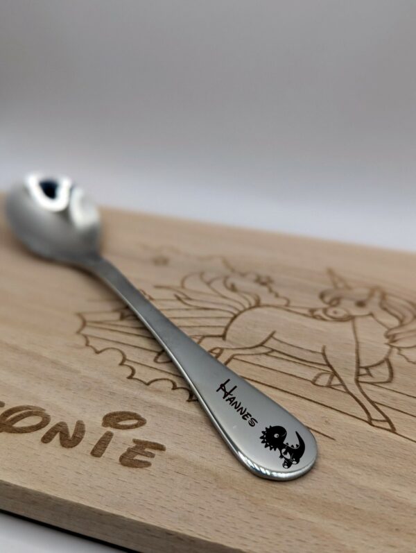 Kinderlöffel mit Dino-Gravur Detailansicht eines personalisierten Kinderlöffels mit Name und Dino-Motiv