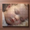 Fertig gelegtes rechteckiges Puzzle mit dem Foto eines schlafenden Babys