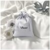 Satinbeutel mit persönlichem Namen Personalisierter Satinbeutel in einer hellen Geschenkdekoration