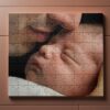 Rechteckiges Fotopuzzle mit einem persönlichen Motiv von Elternteil und Baby