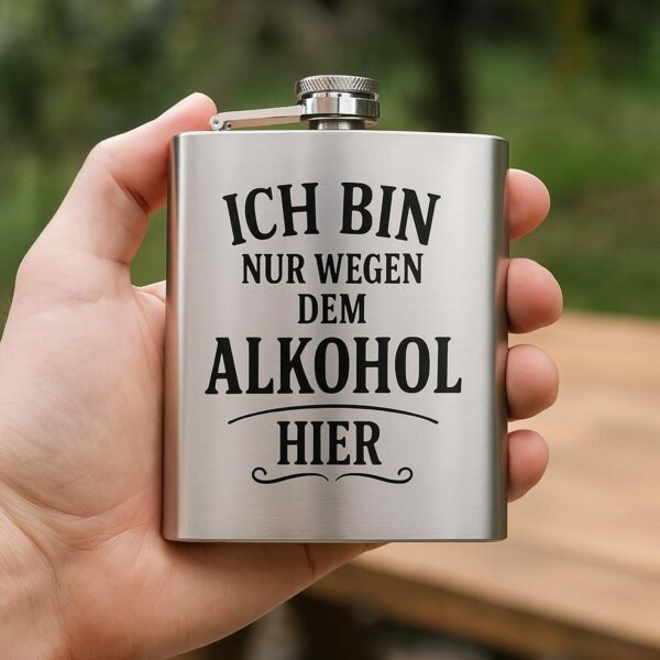 Flachmann Silber mit Wunschtext Silberner Edelstahl-Flachmann mit großflächigem graviertem Spruch
