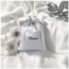 Personalisierter Satinbeutel in einer hellen Geschenkdekoration