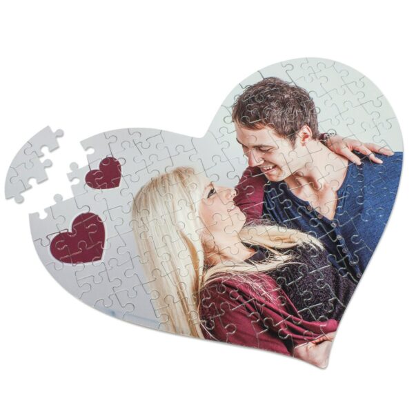 Herzförmiges personalisiertes Puzzle mit Paarfoto und einzelnen losen Puzzleteilen