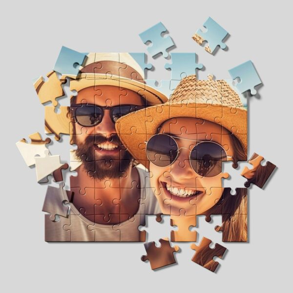 Teilweise gelegtes rechteckiges Fotopuzzle mit einem persönlichen Urlaubsfoto