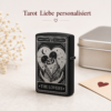 Benzinfeuerzeug Tarot Liebe personalisiert Mockup Schwarzes Benzinfeuerzeug mit Tarot Liebe Motiv und Personalisierung