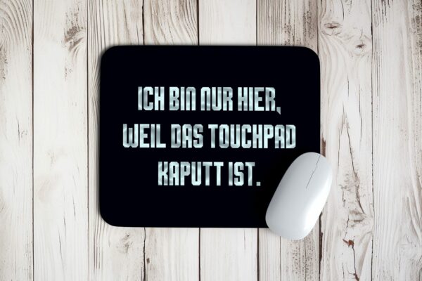 Schwarzes Mauspad mit lustigem Büro-Spruch und weißer Computermaus