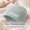 Pastellgrüne gerippte Babymütze mit weiß gesticktem Namen Vincent