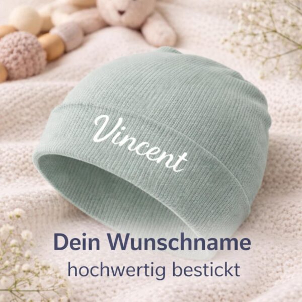 Pastellgrüne gerippte Babymütze mit weiß gesticktem Namen Vincent