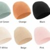 Sechs Farben der Babymütze: Pastellgrün, Orange, Schwarz, Off-White, Beige und Pink