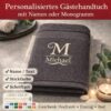 Dunkelgraues Gästehandtuch mit Monogramm M und Name Michael sowie Auswahlhinweisen