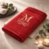 Rotes Handtuch mit cremefarbenem Monogramm M und gesticktem Namen Michael