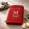 Rotes Frotteehandtuch mit dekorativem Monogramm und Namensstickerei Michael