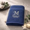 Marineblaues Handtuch mit hellem Monogramm und gesticktem Namen Michael