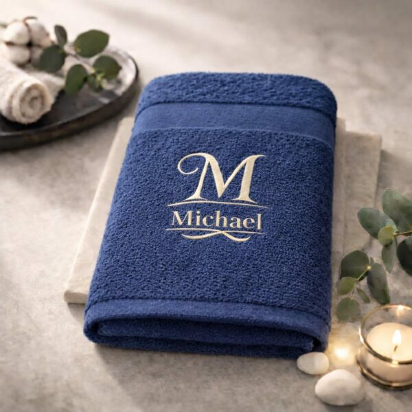 Marineblaues Handtuch mit hellem Monogramm und gesticktem Namen Michael