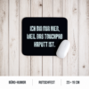 Schwarzes Mauspad mit dem Spruch "Ich bin nur hier, weil das Touchpad kaputt ist" und Produktvorteilen