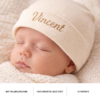 Cremefarbene Babymütze mit gesticktem Namen Vincent und Produktvorteilen