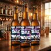 Abi-2026-Etiketten im Set Drei braune Bierflaschen mit farbigen ABI-2026-Etiketten in einer warmen Barszene