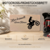 Motocross-Frühstücksbrett mit Wunschname Personalisiertes Frühstücksbrett aus Buchenholz mit Motocross-Fahrer, Wunschname und warmem Frühstücksambiente